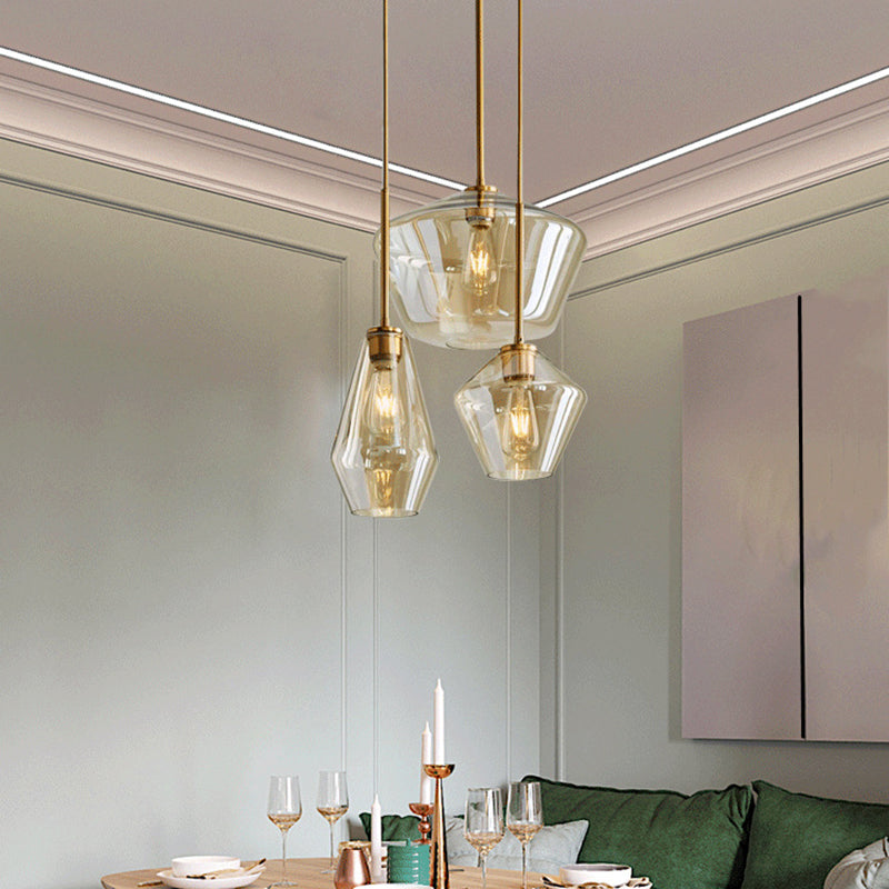 Un bicchiere di vetro leggero sospeso con la testa per la sala da pranzo