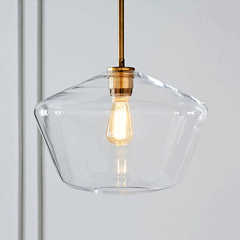 Un bicchiere di vetro leggero sospeso con la testa per la sala da pranzo