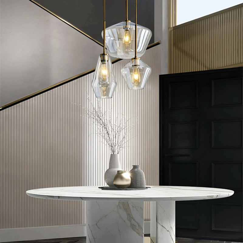 Un bicchiere di vetro leggero sospeso con la testa per la sala da pranzo