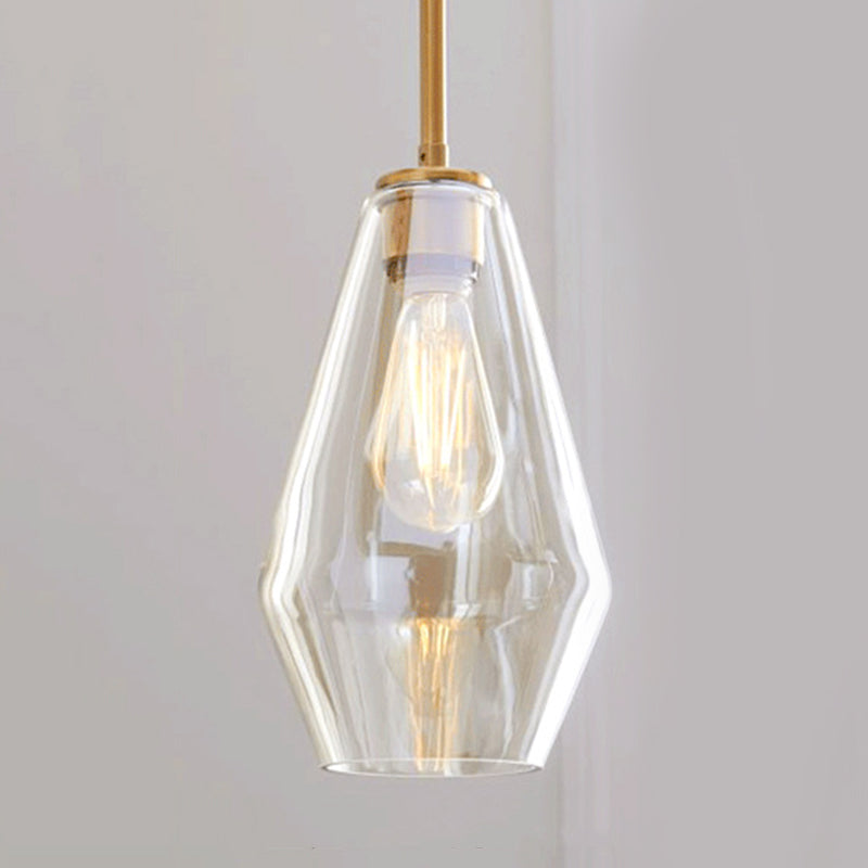 Un bicchiere di vetro leggero sospeso con la testa per la sala da pranzo