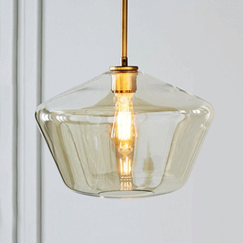 Un bicchiere di vetro leggero sospeso con la testa per la sala da pranzo