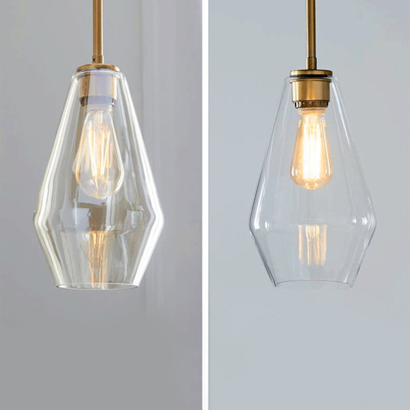 Un bicchiere di vetro leggero sospeso con la testa per la sala da pranzo