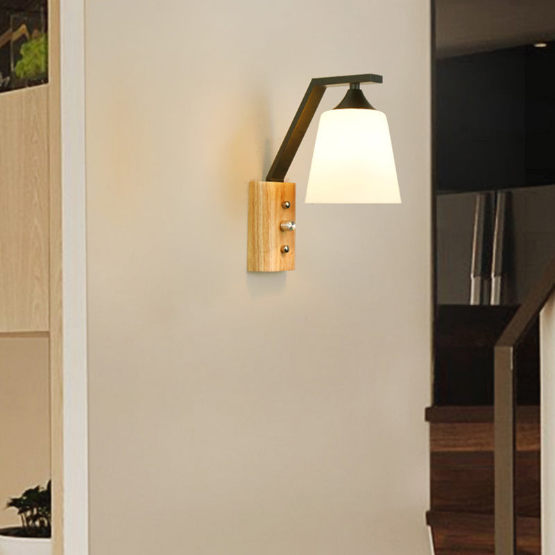 Lámpara de pared de cono de madera en un estilo de pared de hierro forjado moderno de estilo conciso con sombra de vidrio blanco
