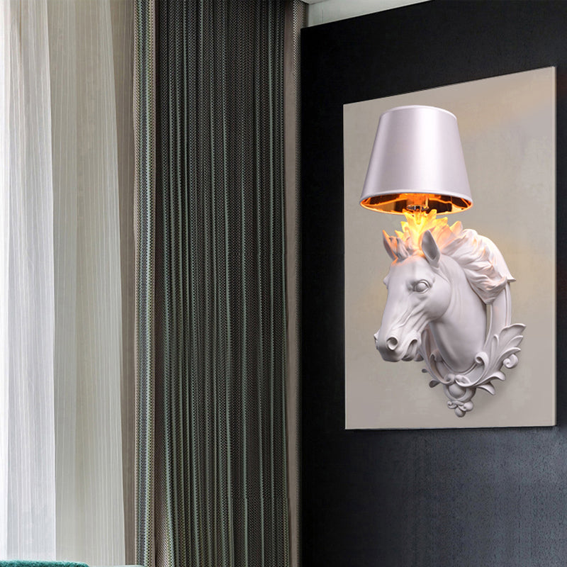 Lámpara de montaje en pared de caballo blanco, aplique de pared de resina con 1 bombilla y pantalla cónica para sala de estar, 9,5 "/12" de ancho