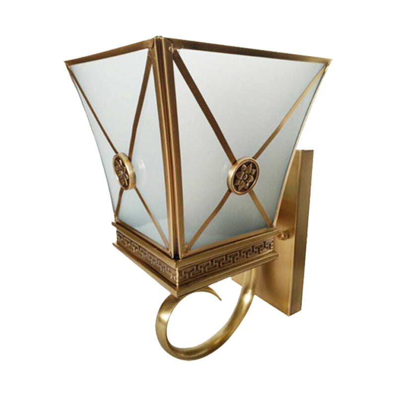 Capered Opque Glass Spliques Vintage 1 Light Lighting de pared de brazo rizado de acabado dorado claro