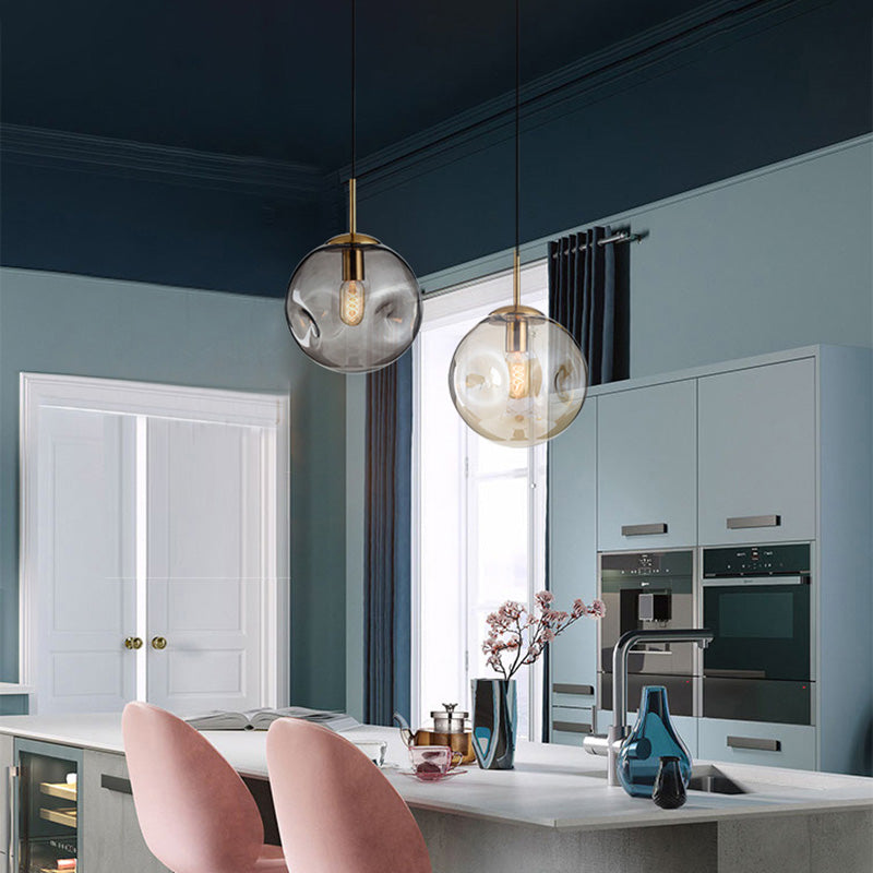 1 pendentif en forme de globe léger avec une nuance en verre fermée