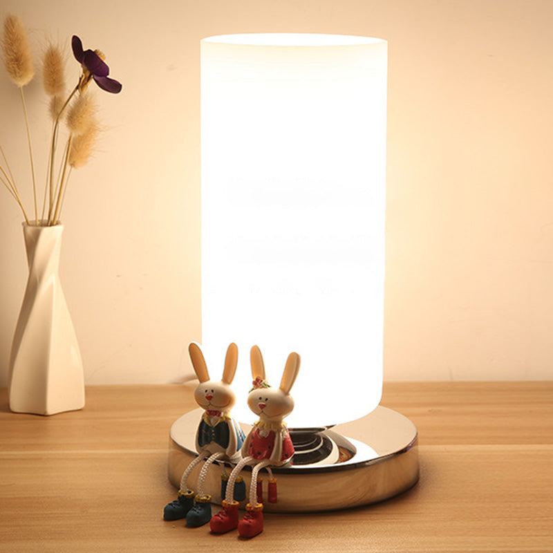 Lampada da tavolo geometrica con finitura cromata Lampada da comodino moderna in vetro bianco a 1 testa con decorazioni giocattolo
