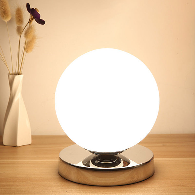 Lampada da tavolo geometrica con finitura cromata Lampada da comodino moderna in vetro bianco a 1 testa con decorazioni giocattolo