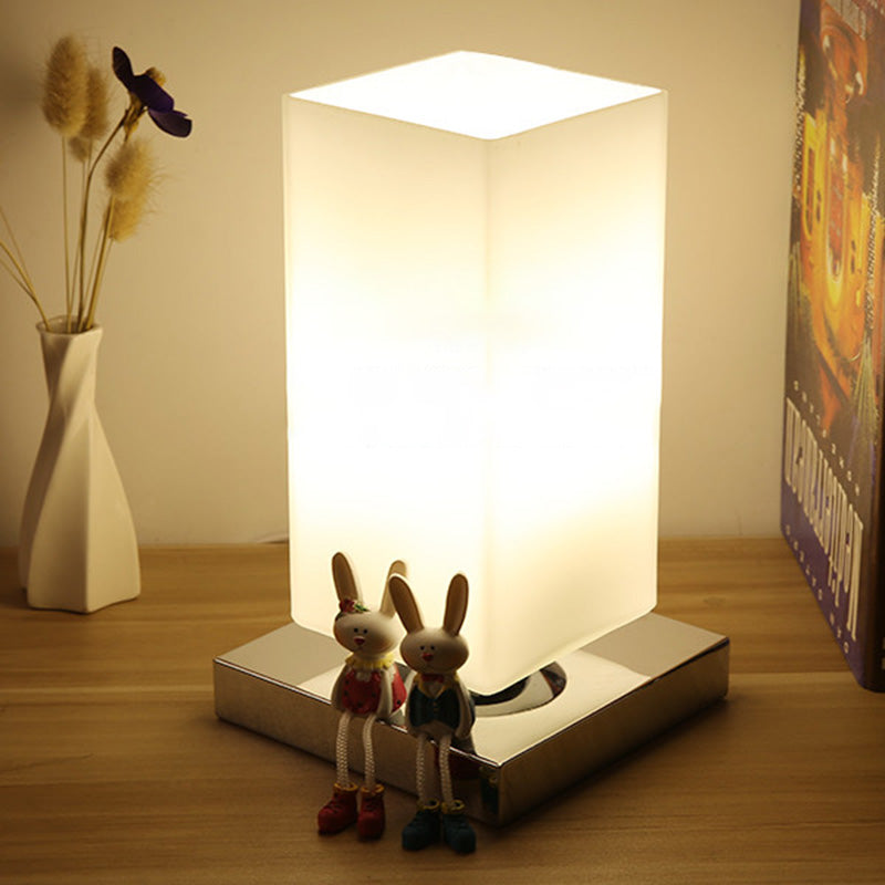 Lampada da tavolo geometrica con finitura cromata Lampada da comodino moderna in vetro bianco a 1 testa con decorazioni giocattolo