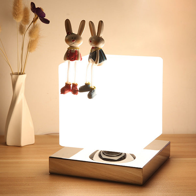 Lampada da tavolo geometrica con finitura cromata Lampada da comodino moderna in vetro bianco a 1 testa con decorazioni giocattolo