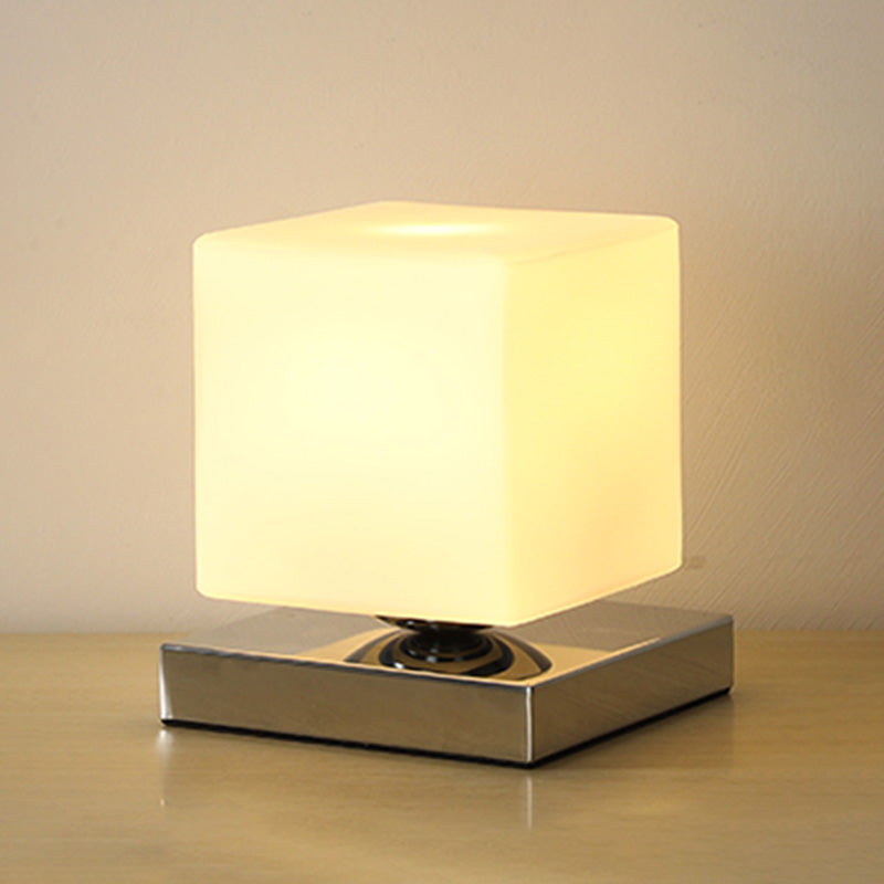 Lampada da tavolo geometrica con finitura cromata Lampada da comodino moderna in vetro bianco a 1 testa con decorazioni giocattolo
