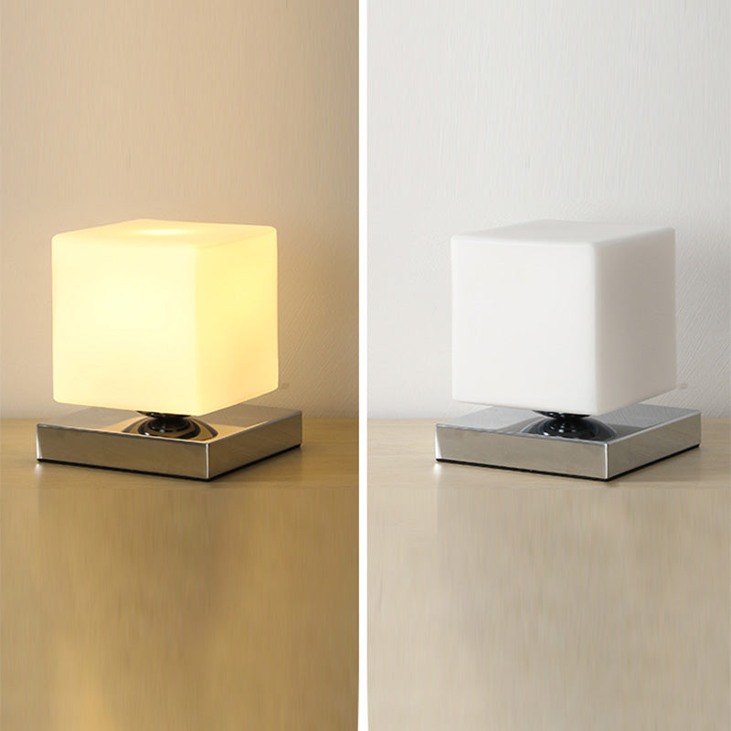 Lampada da tavolo geometrica con finitura cromata Lampada da comodino moderna in vetro bianco a 1 testa con decorazioni giocattolo