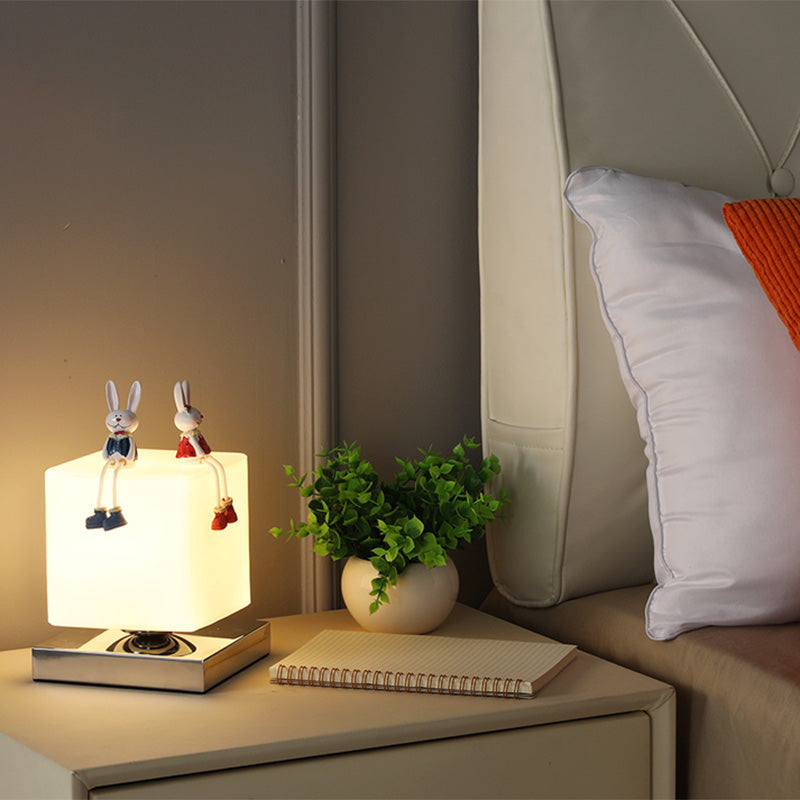 Lampada da tavolo geometrica con finitura cromata Lampada da comodino moderna in vetro bianco a 1 testa con decorazioni giocattolo