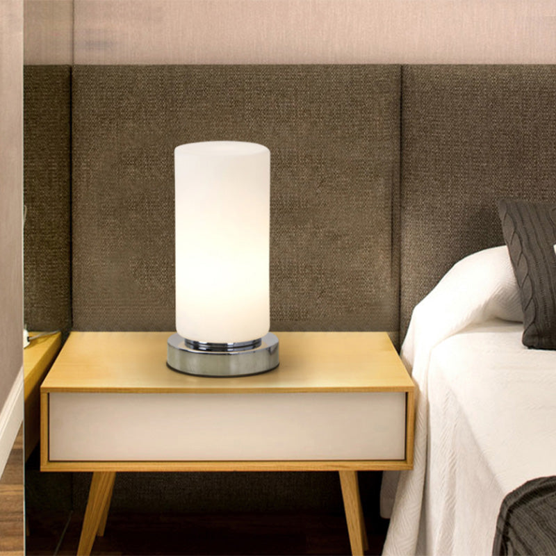 Lampada da tavolo geometrica con finitura cromata Lampada da comodino moderna in vetro bianco a 1 testa con decorazioni giocattolo