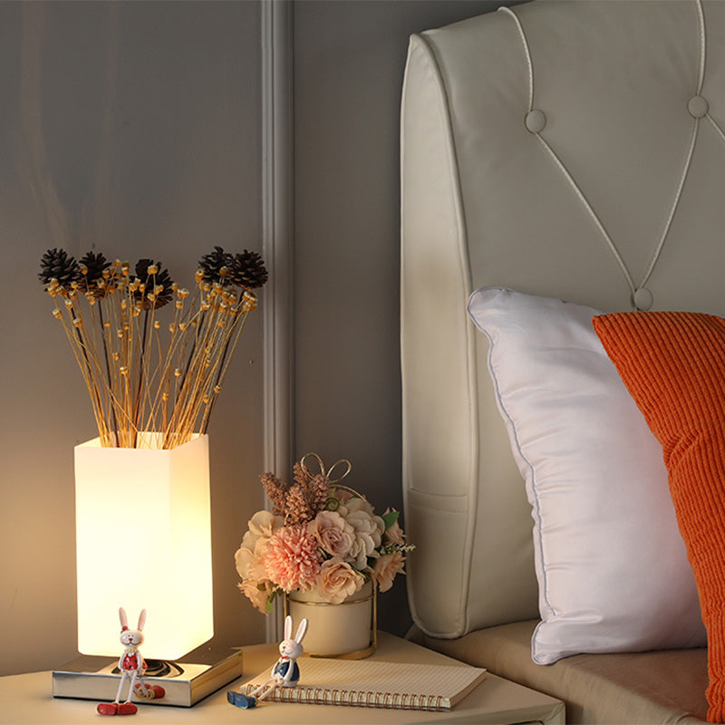 Lampada da tavolo con fiori e vasi Lampada da notte cromata a 1 luce in vetro bianco nordico con decorazioni floreali