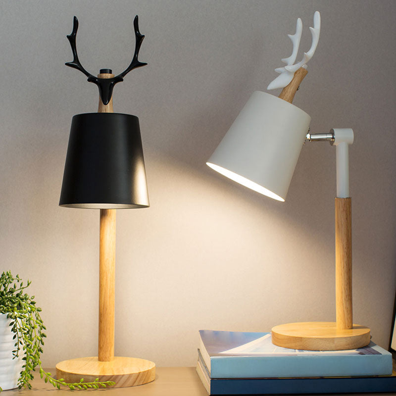 Lámpara de mesa de sombra cónica de metal nórdico de metal de 1 luz de la mesa del dormitorio con base de madera