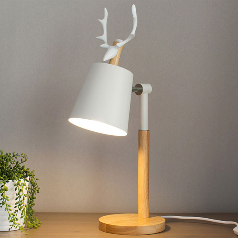 Lámpara de mesa de sombra cónica de metal nórdico de metal de 1 luz de la mesa del dormitorio con base de madera