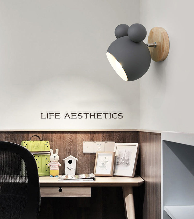 Luz de pared de madera en el estilo de hierro forjado de estilo de madera en el dormitorio