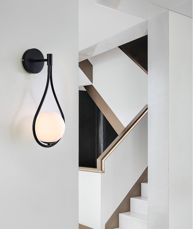 Luz de pared colgante de hierro forjado en una moderna lámpara de pared de vidrio de globo creativo para el dormitorio