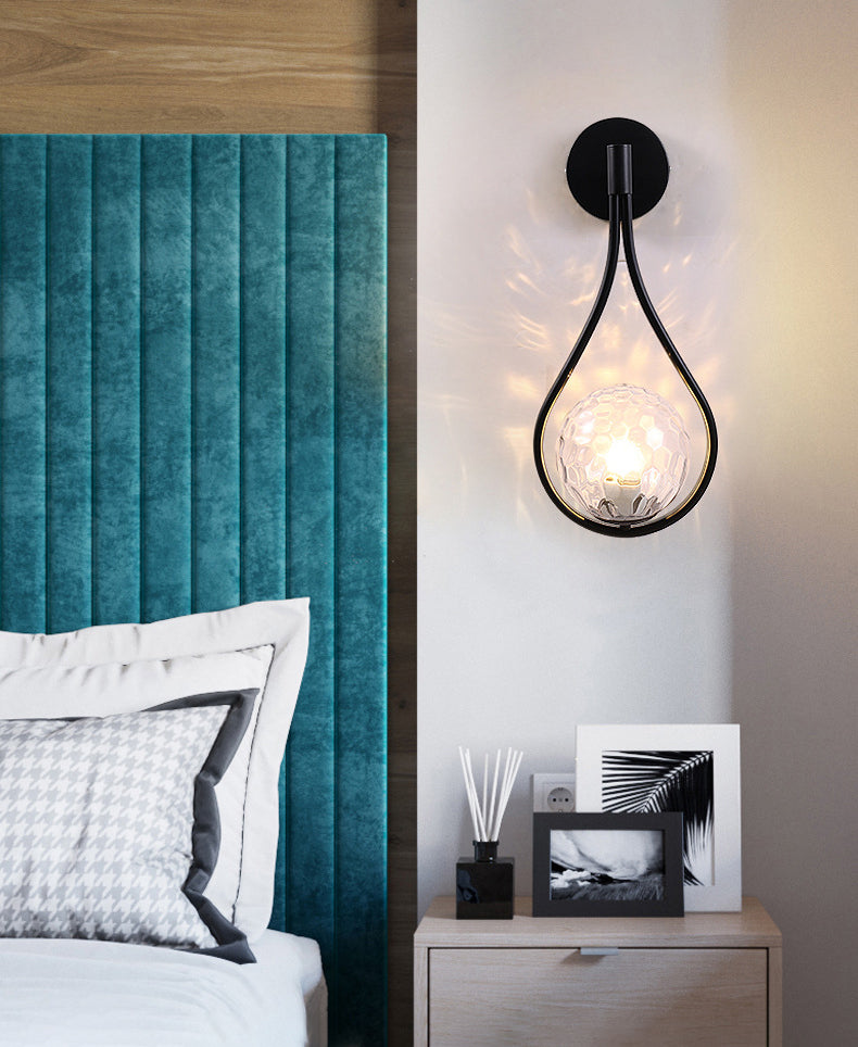 Luz de pared colgante de hierro forjado en una moderna lámpara de pared de vidrio de globo creativo para el dormitorio