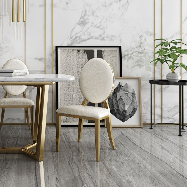 Moderner Marmor -Esszimmerset mit weißem Tisch und goldener Basis für den Heimgebrauch