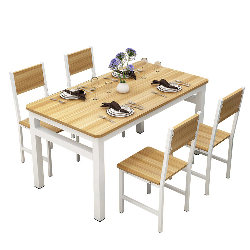 Table de style moderne avec table de hauteur standard de forme rectangulaire et base de 4 jambes