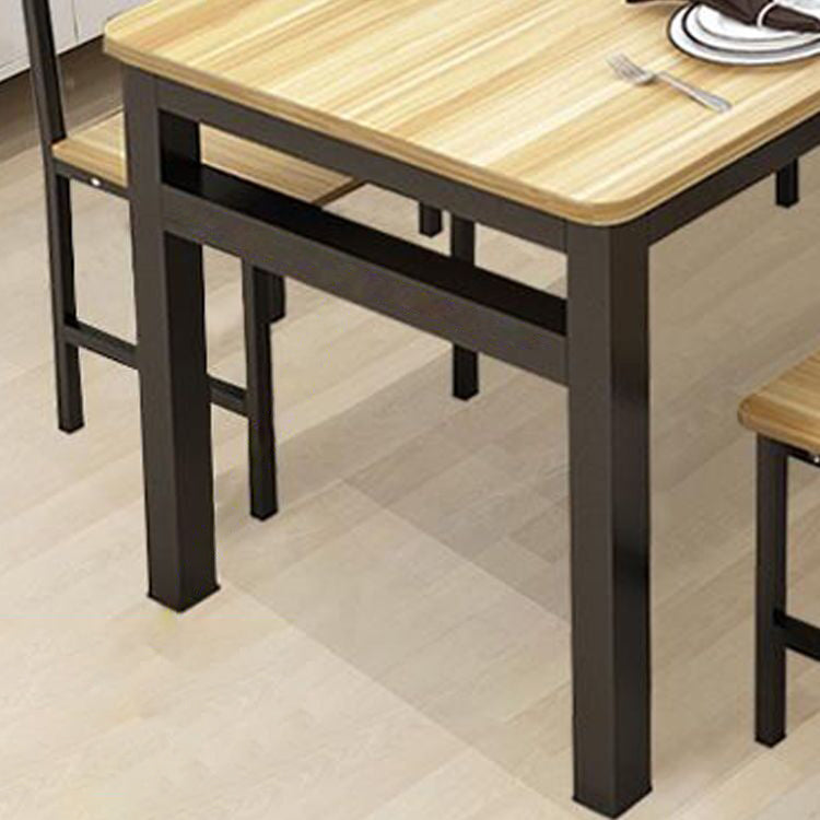 Table de style moderne avec table de hauteur standard de forme rectangulaire et base de 4 jambes