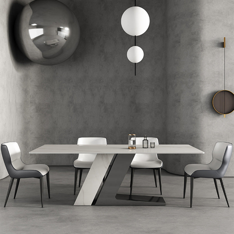 Moderne gesinterde stenen eettafel ingesteld met rechthoekige tafel en metalen basis formele eetgelegenheid