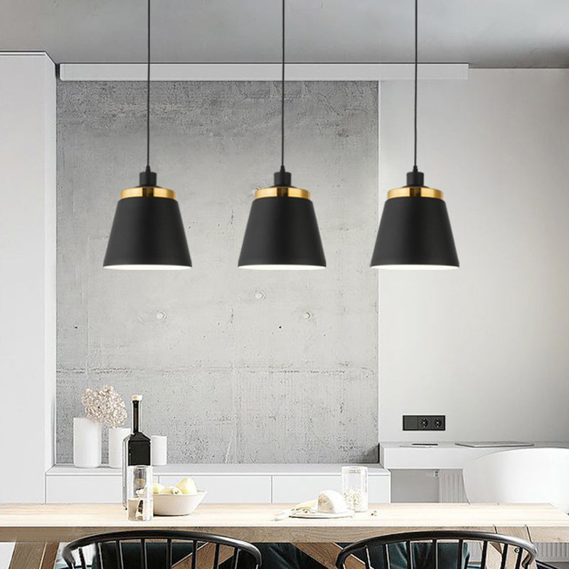 Plafonnier à pendentif conique de style moderne.