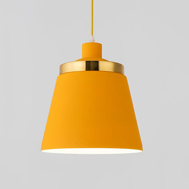 Plafonnier à pendentif conique de style moderne.