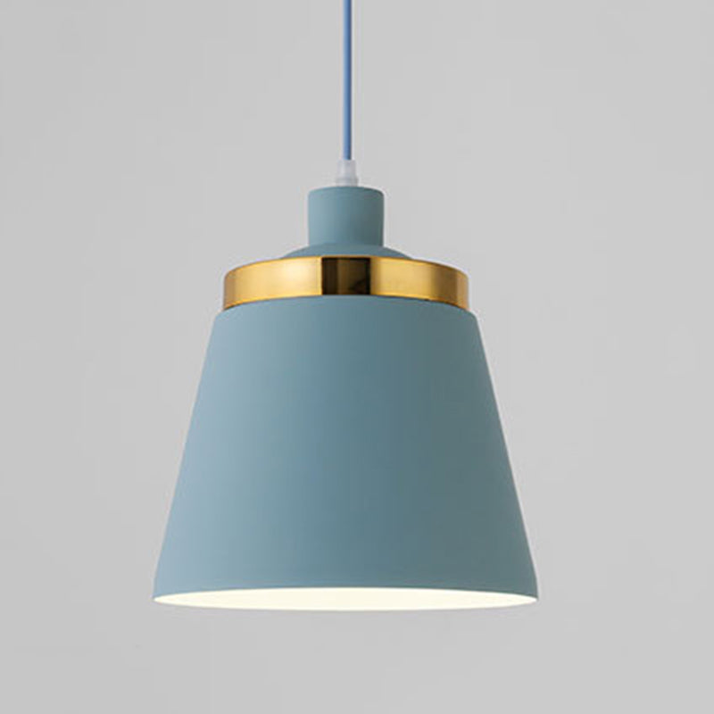 Plafonnier à pendentif conique de style moderne.