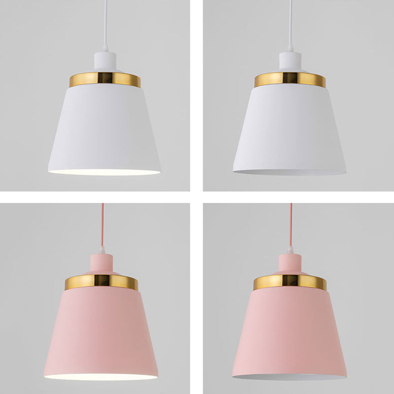 Plafonnier à pendentif conique de style moderne.