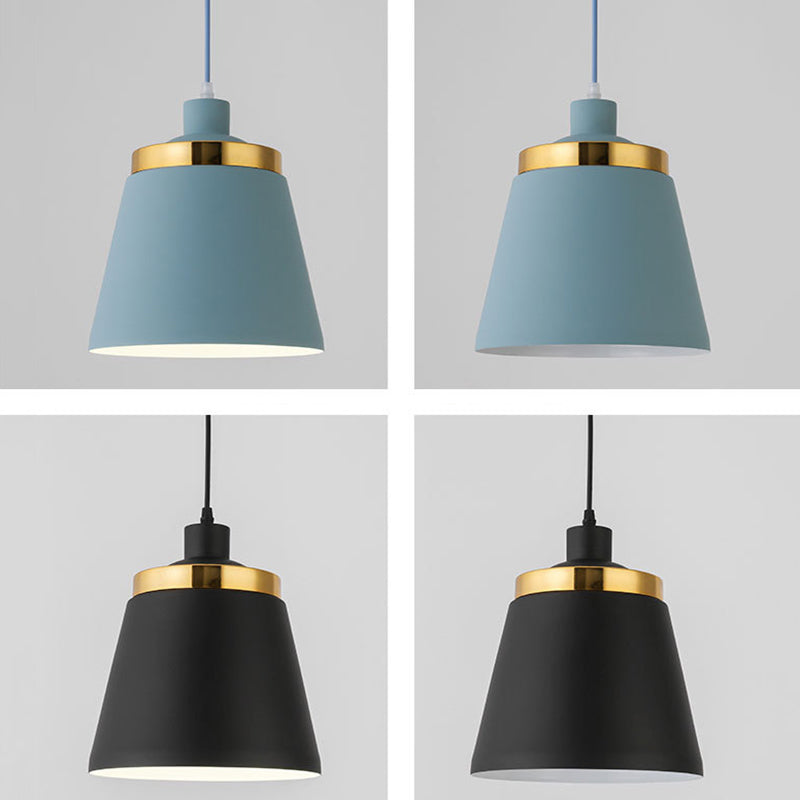 Plafonnier à pendentif conique de style moderne.