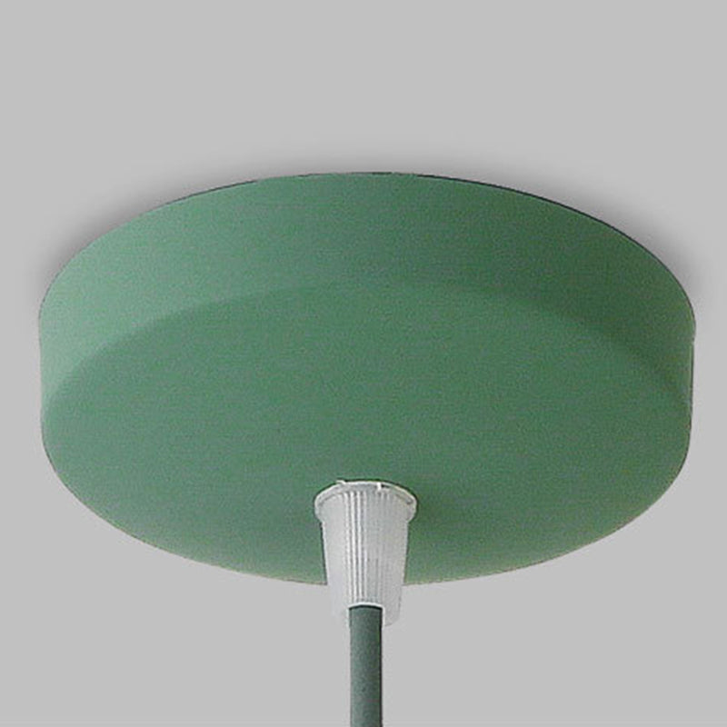 Plafonnier à pendentif conique de style moderne.