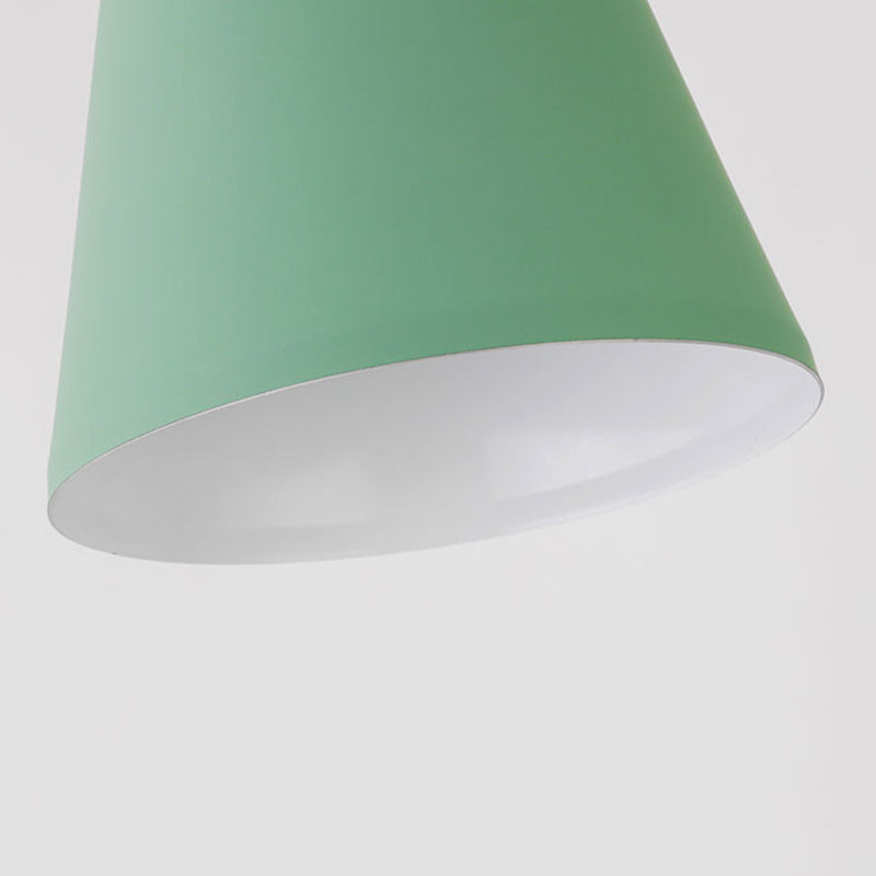 Plafonnier à pendentif conique de style moderne.