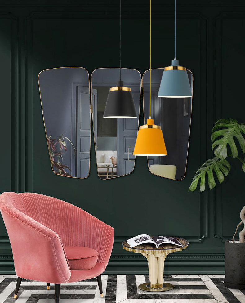 Plafonnier à pendentif conique de style moderne.