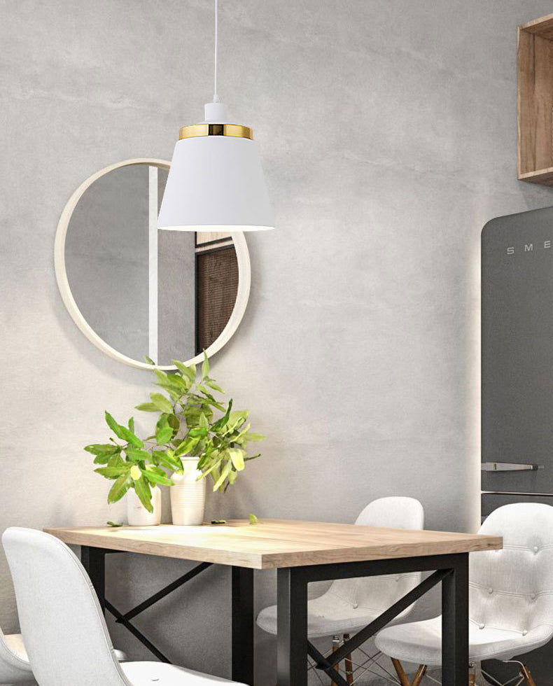 Plafonnier à pendentif conique de style moderne.