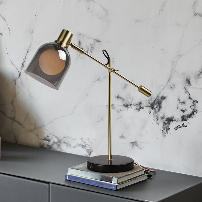 Lampada da lettura postmoderna con braccio bilanciato in vetro grigio fumo, lampada da tavolo da soggiorno a 1 testa in nero-oro