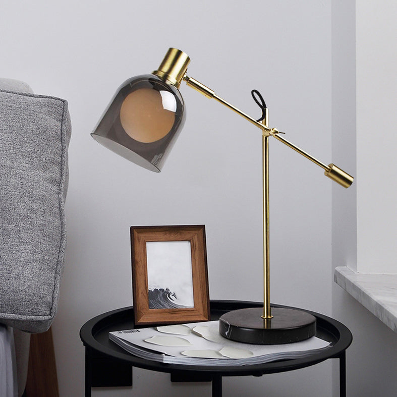 Lampada da lettura postmoderna con braccio bilanciato in vetro grigio fumo, lampada da tavolo da soggiorno a 1 testa in nero-oro