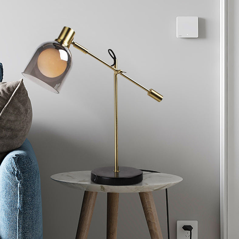 Lampada da lettura postmoderna con braccio bilanciato in vetro grigio fumo, lampada da tavolo da soggiorno a 1 testa in nero-oro