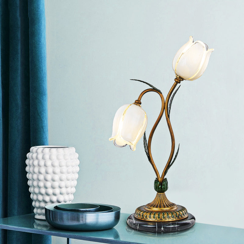 Lámpara de mesa de flor de campo 2 luces blanca/amarilla de vidrio nocturno en latón para sala de estar