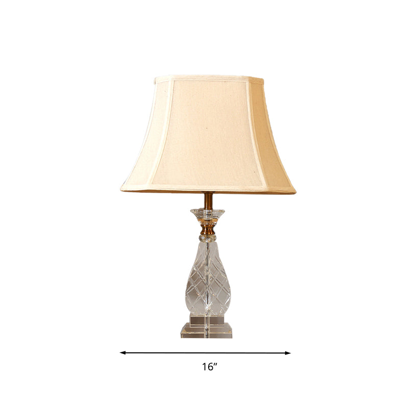 1 lampe de nuit en tissu léger Traditionalisme beige la table de chevet de chambre à coucher lambrisée beige avec base en cristal