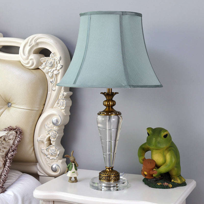 Lampe de table de chevet conique de campagne en tissu à ampoule unique en bleu pour chambre à coucher avec base en cristal