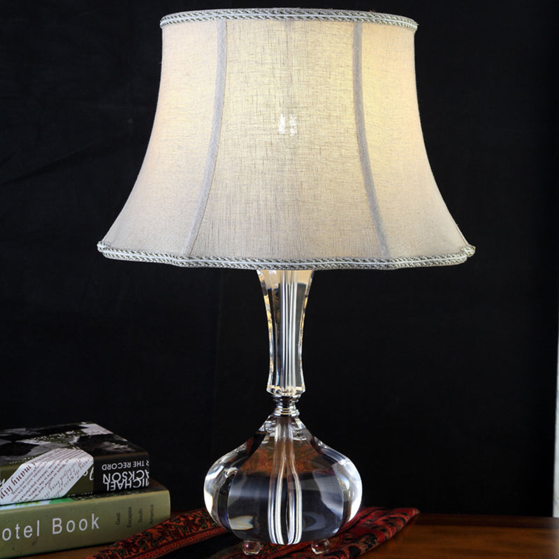 Lámpara de mesita de noche de tela con pantalla de campana rural con luz de mesa de un solo cabezal con base de cristal para dormitorio