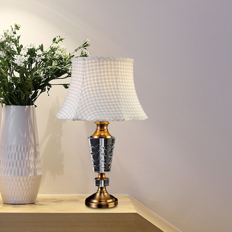 Lampe de table à abat-jour en forme de cloche en tissu, lampe de nuit traditionnelle à ampoule unique en beige avec base en cristal sculpté