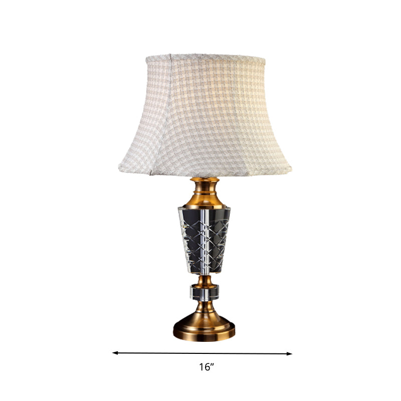 Lámpara de mesa con pantalla de campana de tela, lámpara de noche tradicional de una sola bombilla en color beige con base de cristal tallado