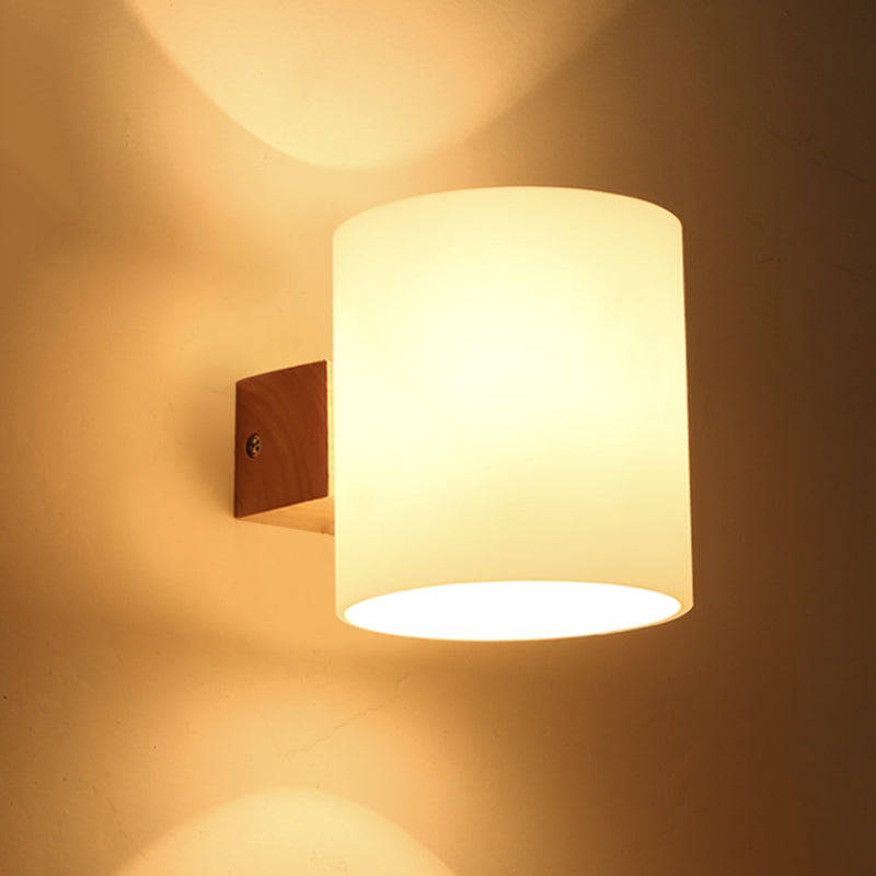 Application murale cylindroïde en bois dans la lampe murale en verre blanche de style concis moderne dans la couleur du journal