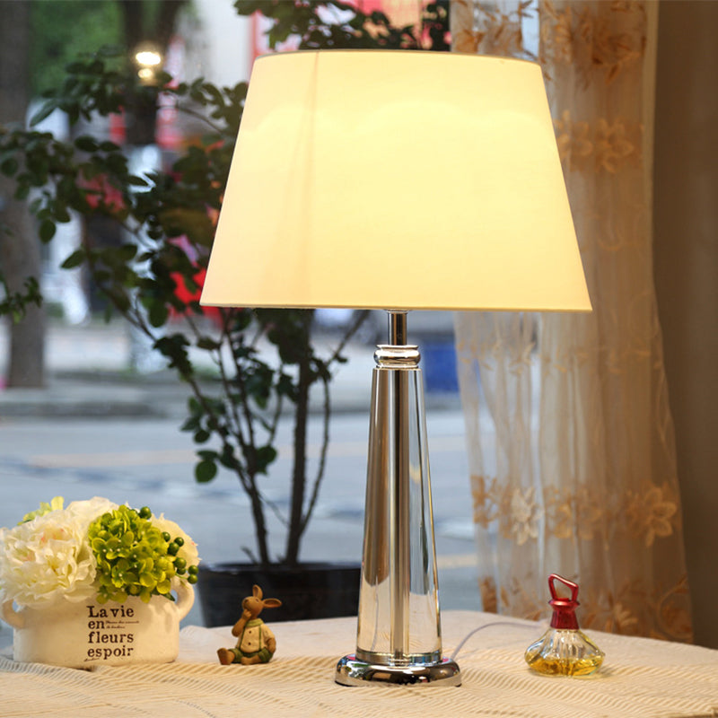 Lampada da tavolo affusolata in tessuto Lampada da notte per camera da letto a testa singola in stile rurale in beige con base in cristallo