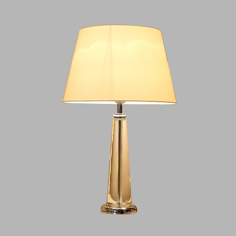 Lampada da tavolo affusolata in tessuto Lampada da notte per camera da letto a testa singola in stile rurale in beige con base in cristallo