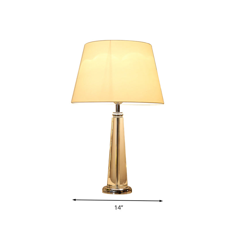 Lampada da tavolo affusolata in tessuto Lampada da notte per camera da letto a testa singola in stile rurale in beige con base in cristallo